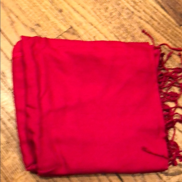 New red scarf never unfolded - Picture 2 of 2